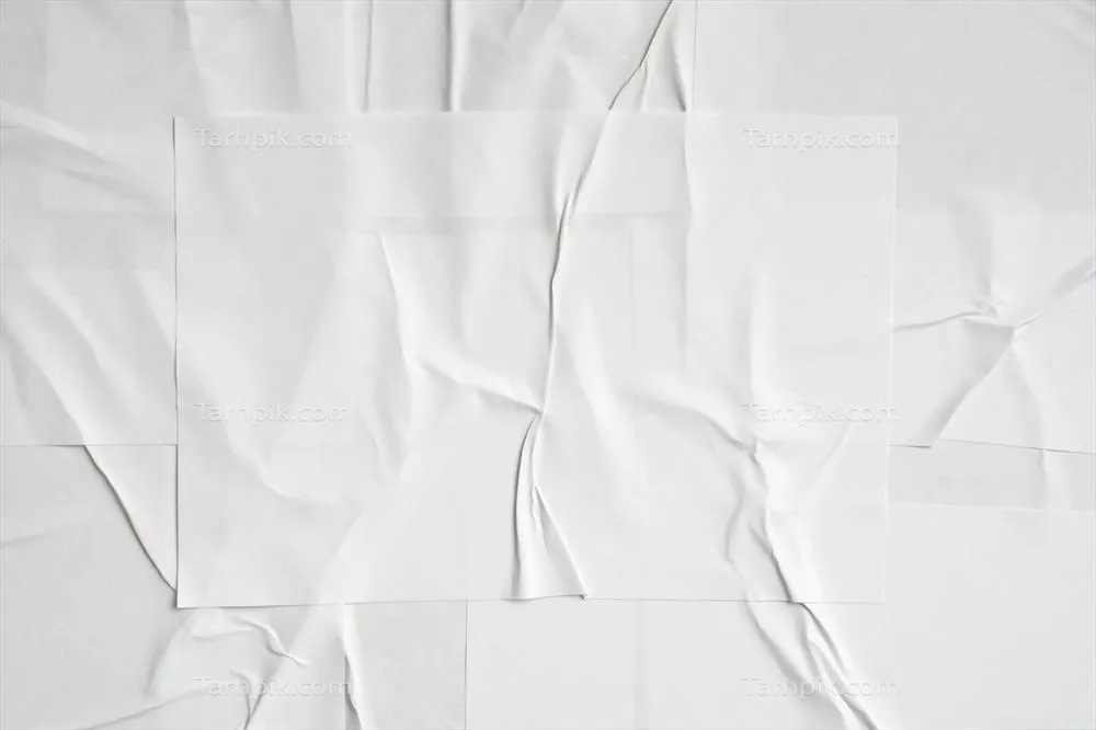 پس‌زمینه بافتی کاغذی چروک و سفید با حاشیه‌های خالی