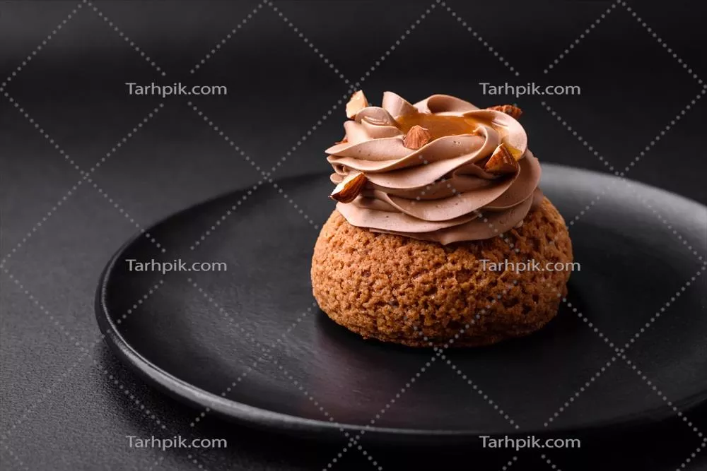 کیک خوشرنگ و شیرین شو با خامه و مغزها - طعمی لذیذ و مجلسی