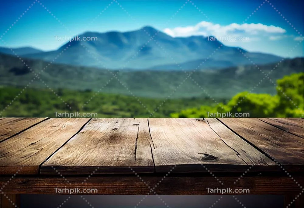 میز خالی برای نمایش محصولات با پس‌زمینه کوهستانی زیبا و دلنشین