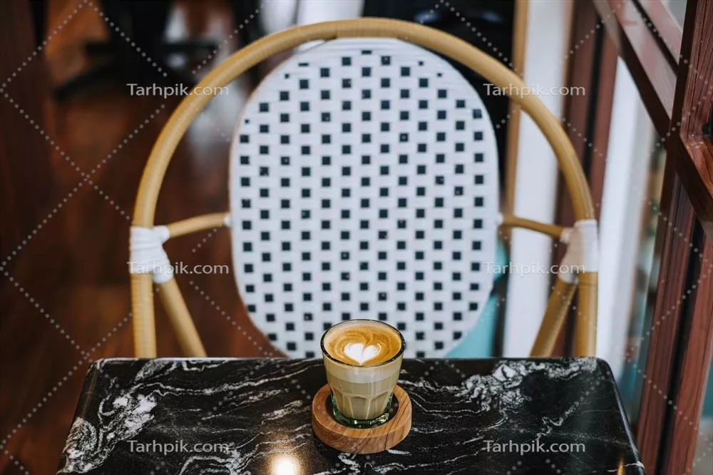 قهوه لاته روی میز مرمری مشکی با زیبایی خیرهکننده