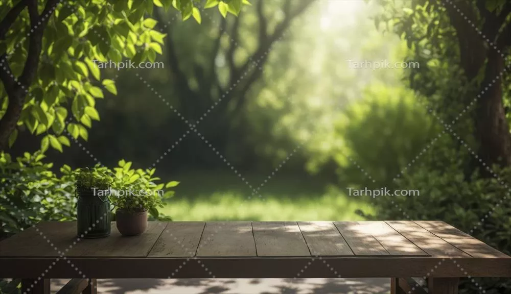 میز چوبی خالی در باغ سبز طبیعی برای قرارگیری محصولات در نور آفتاب روز یکشنبه