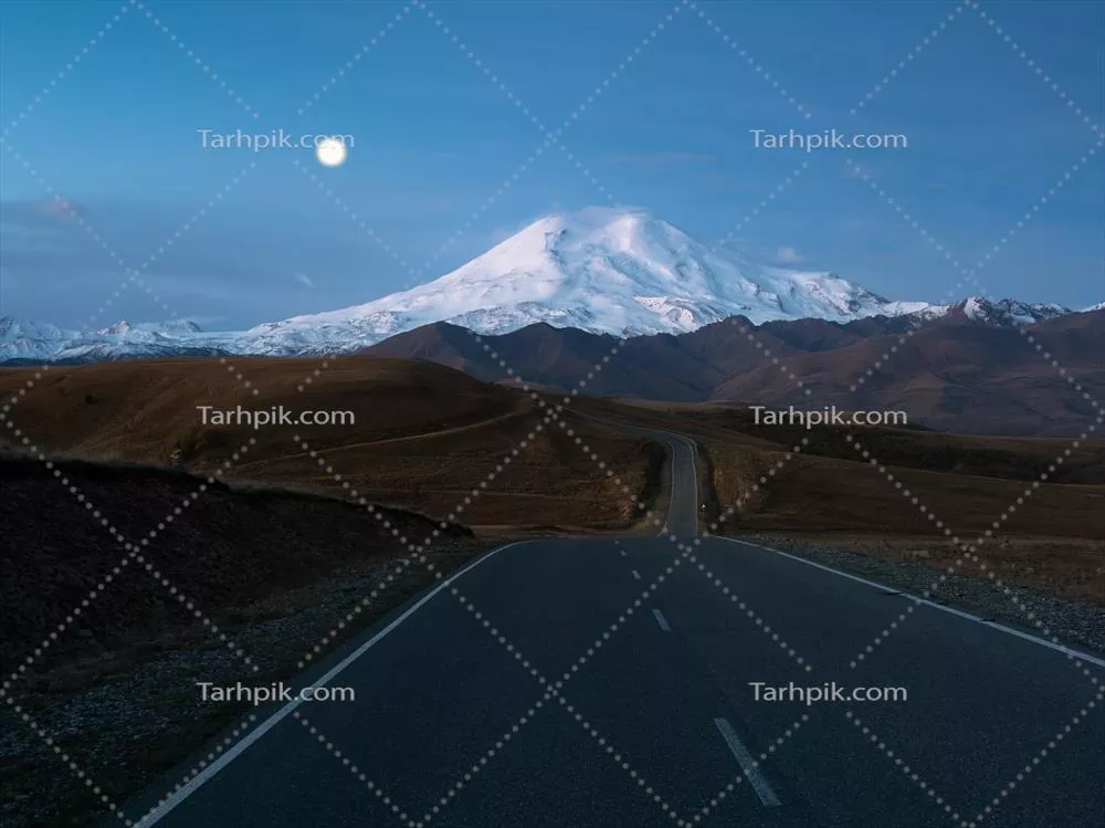 منظر صبحگاهی به سوی کوه الماس: بزرگراه پیچ در پیچ تحت آسمان صبح و ماه کامل