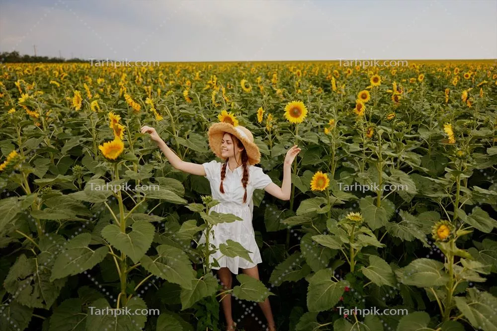 دختر زیبا و شیرین در کلاهی بر روی زمینه ای از گل های آفتابگردان