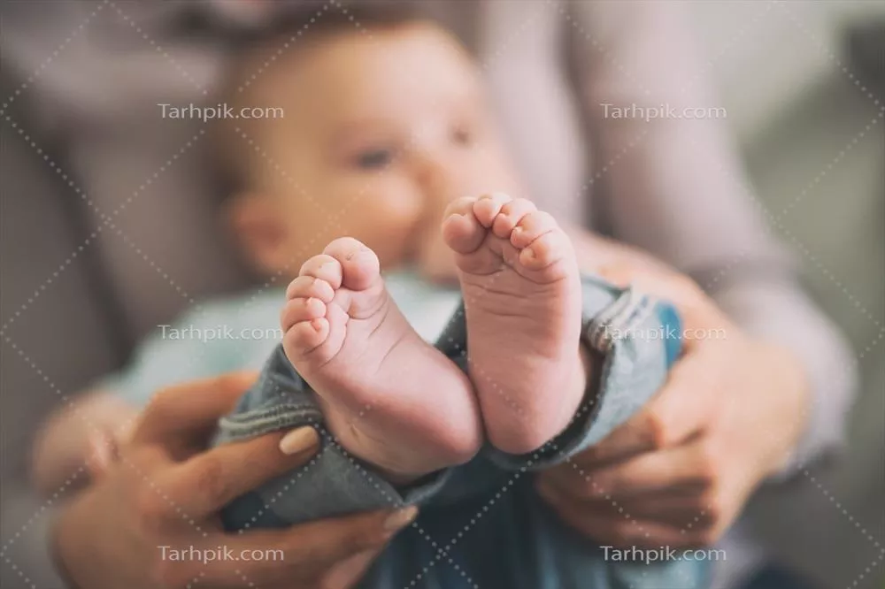 تصویر نزدیک از پاهای نوزاد: زیبایی و معصومیت در جزئیات