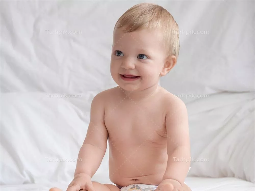 عکس های بامزه از نوزاد نشسته و لبخند زننده روی تخت