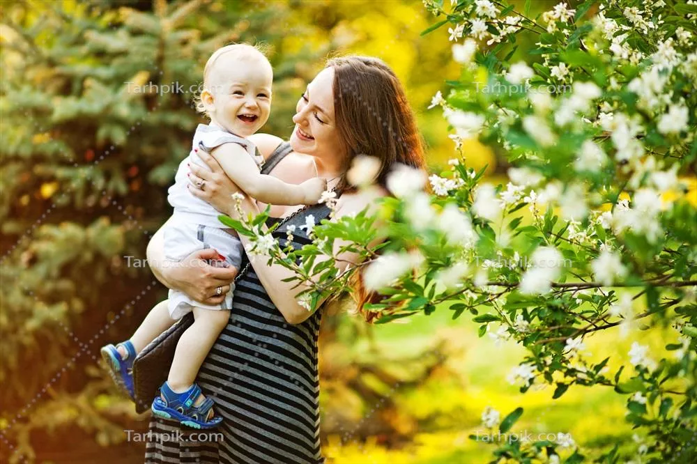 مادر جوان و نوزادش: لحظات شیرین مادرانه و دلبستگی عاطفی