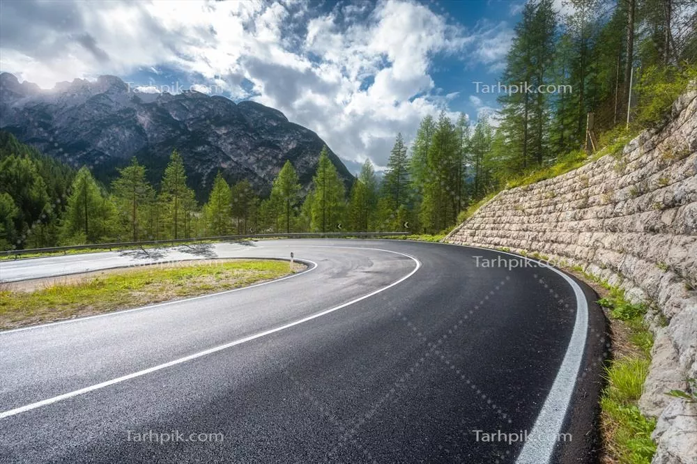 جاده ای در کوهستان در روز آفتابی تابستانی در دوولومیت ایتالیا