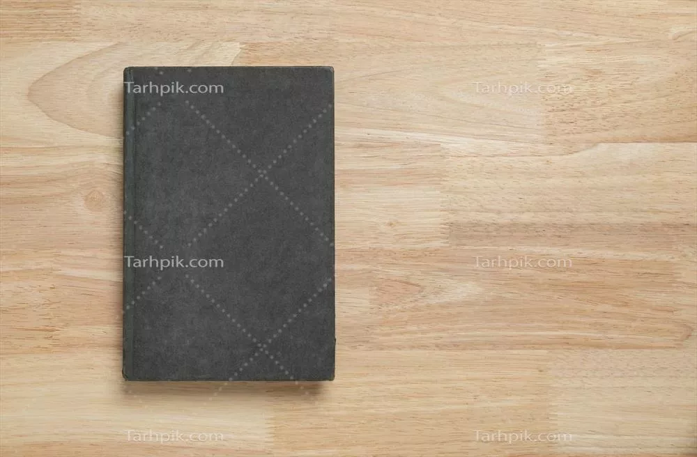 کاور کتاب تاریک و قدیمی بر روی میز چوبی برای الگوی خالی موکاپ