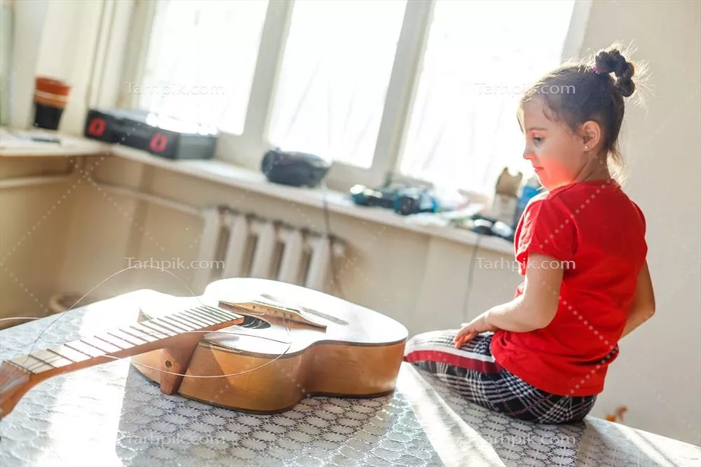 نزدیک نمایی از رشتههای گیتار شکسته: تجربه غمانگیز یک ساز موسیقی خراب
