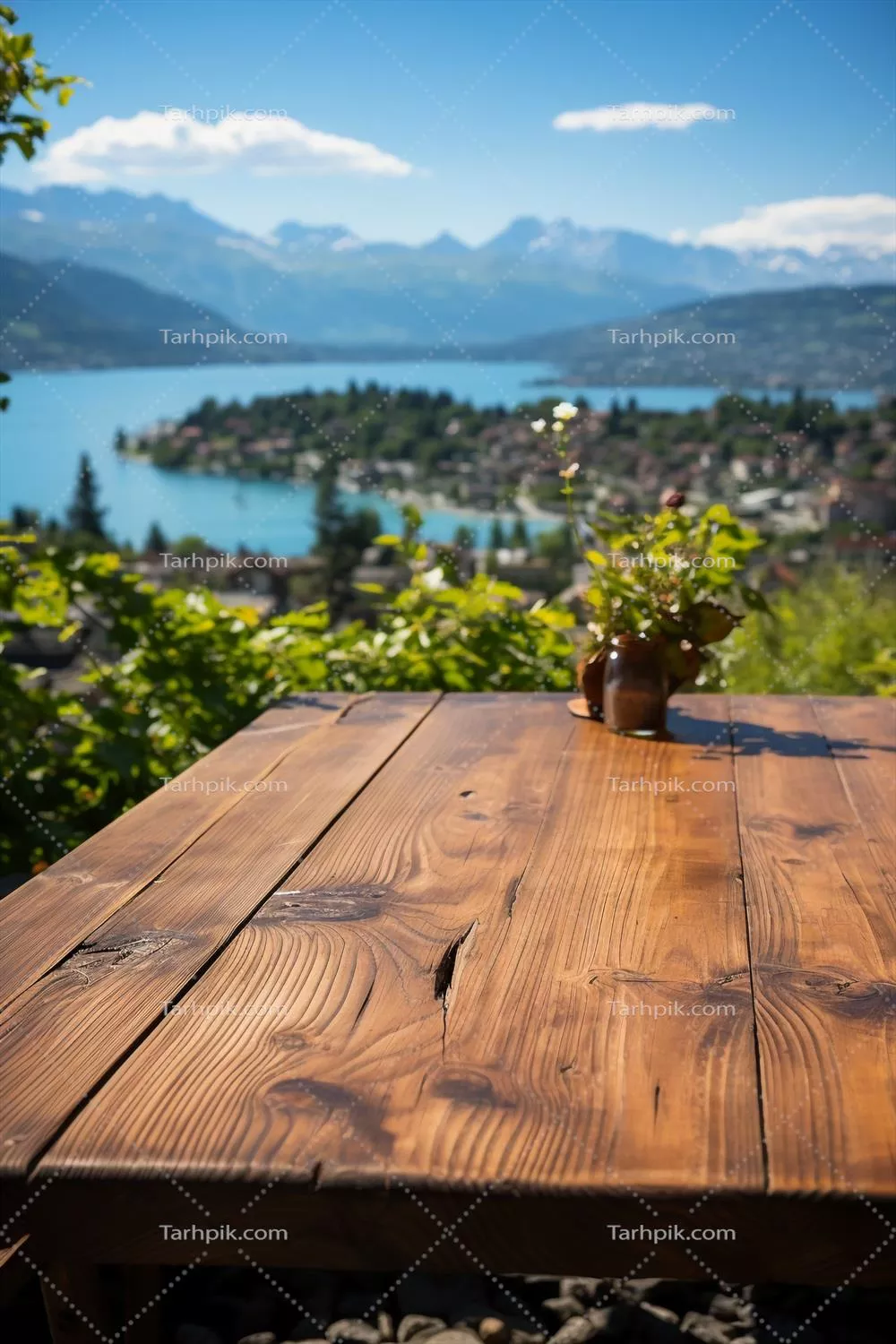 تصویری نزدیک از یک میز چوبی بر روی دریاچه با پس زمینه ای محو در نور طبیعی روز