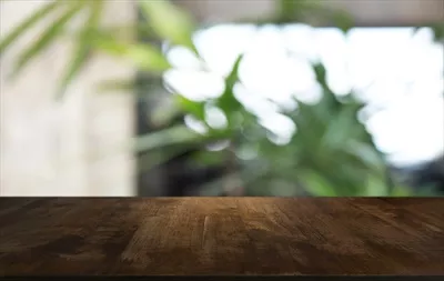 پسزمینهای مبهم با میز چوبی و فضای خالی برای کپی در دکوراسیون داخلی