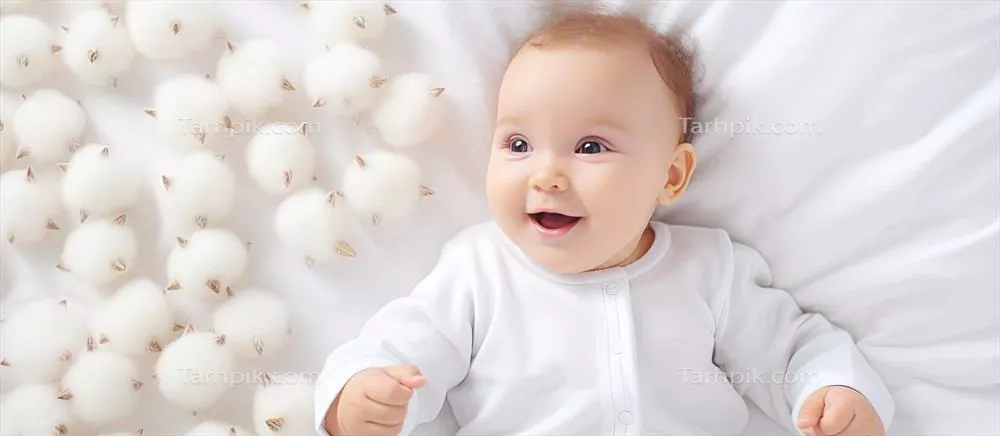 نوزاد دندان درآور با اسباب بازی بر روی تخت خواب پنبه ای در فضایی خالی