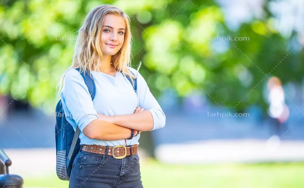 پرتره‌ای از یک دختر دبیرستانی جذاب با کوله‌پشتی و موهای بلوند