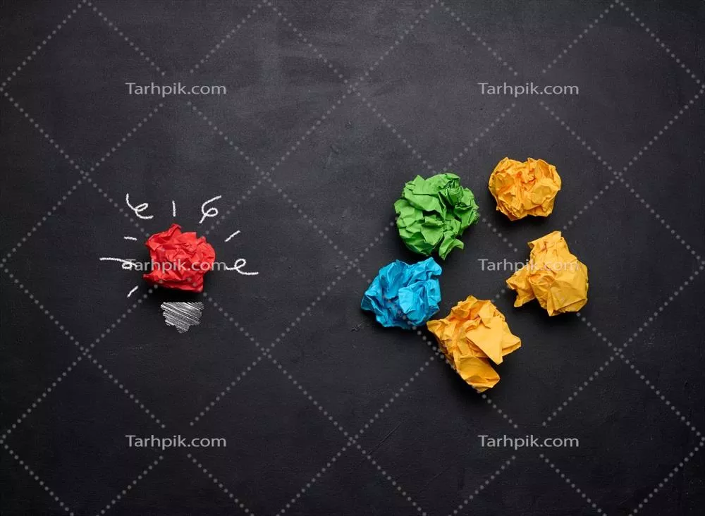 مفهوم الهام و ایده های نو: جستجوی راه حل های خلاقانه با کاغذهای مچاله شده بر روی پس زمینه سیاه