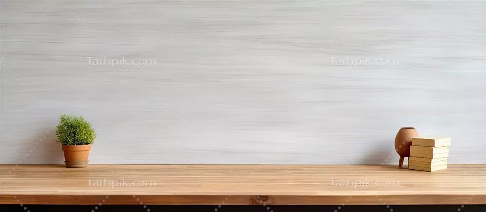 لپتاپ روی میز چوبی بلند در محیط مدرن برای کار ایستاده