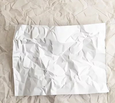 طراحی زمینه با بافت کاغذ سفید مچاله شده با لحن سفید فضا