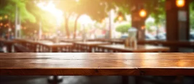 رستوران مبهم در پسزمینه با یک میز در جلوی آن