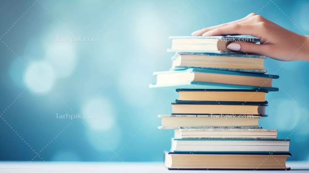 دستهای ظریف زنانه که به آرامی بر روی انبوهی از کتابهای آموزشی قرار گرفتهاند