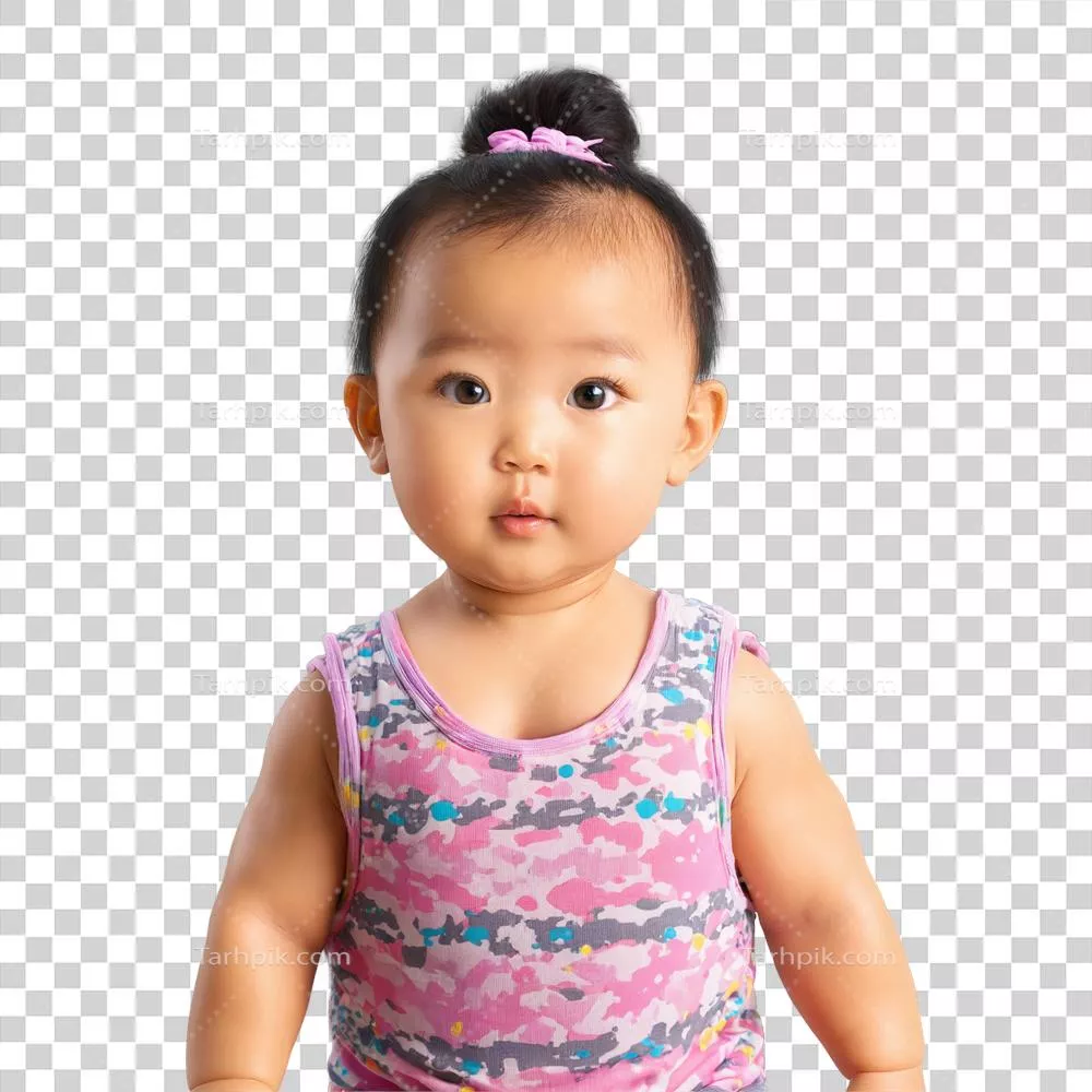 میا، نوزادی آسیایی دلپذیر با گونه های گلگون و چشمان کنجکاو در لباس یک پارچه رنگارنگ