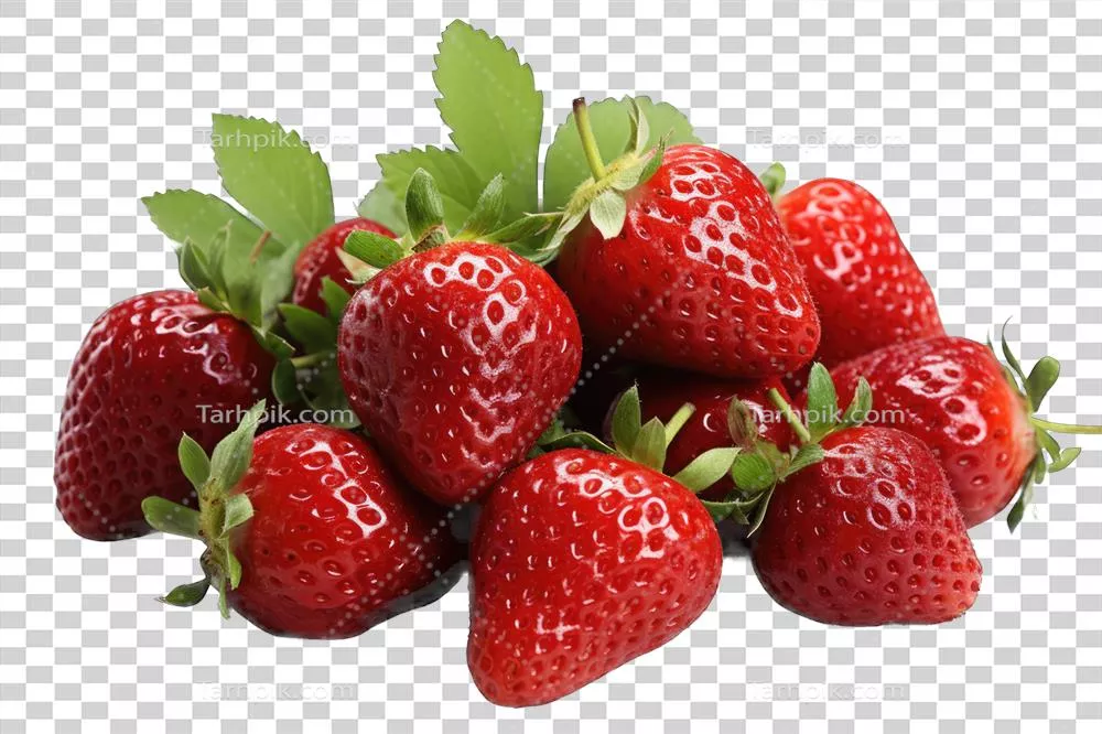 توت فرنگی تازه با برگ‌های سبز در پس‌زمینه شفاف برش خورده