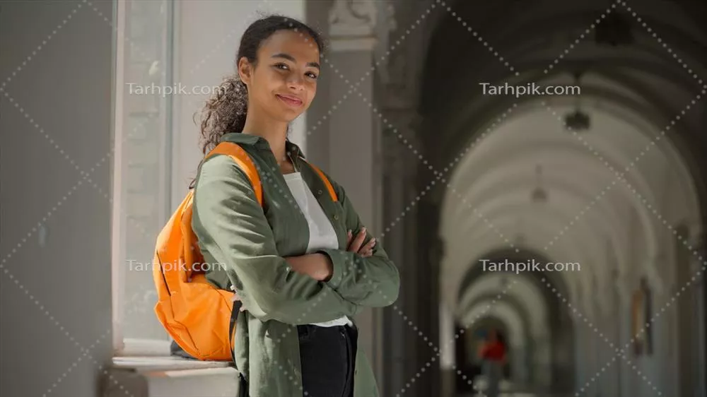 پرتره ای از یک زن لاتین خوشحال و مطمئن در محیط دانشگاهی