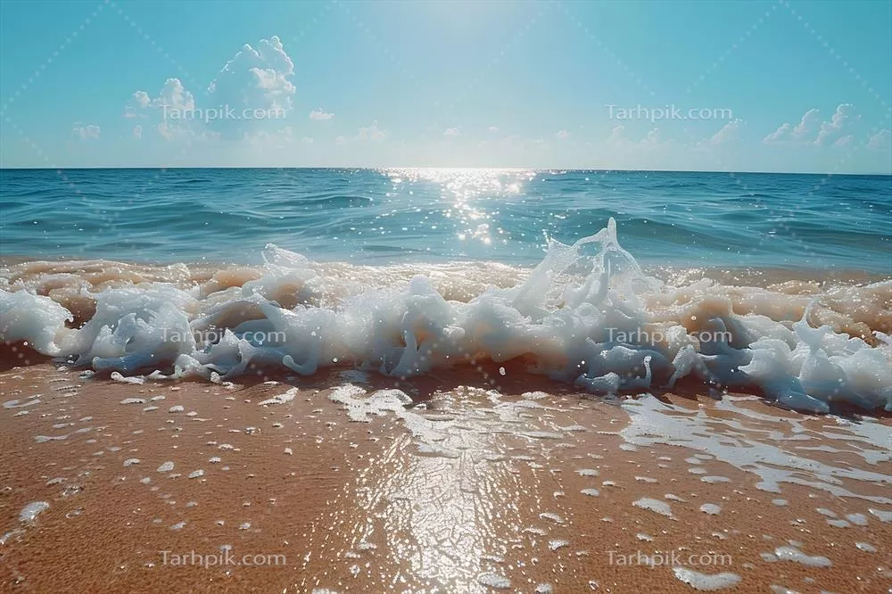 صحنه آرام ساحل در تعطیلات تابستانی با امواج اقیانوس و نور خورشید درخشان