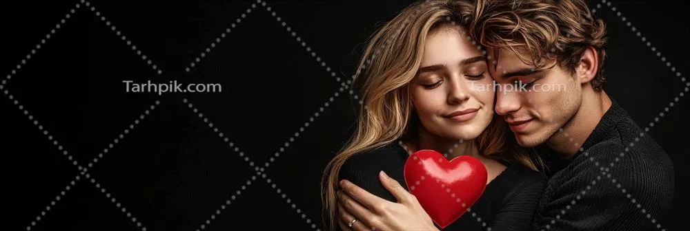 زوج جوانی که یک لحظه عاشقانه را با نماد قلب در یک محیط تاریک از شب به اشتراک می‌گذارند