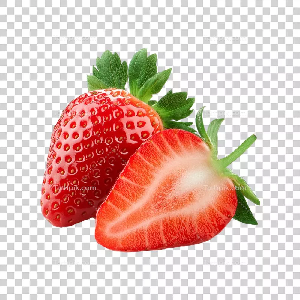 توت فرنگی تازه با برش‌های زیبا بر روی پس‌زمینه شفاف