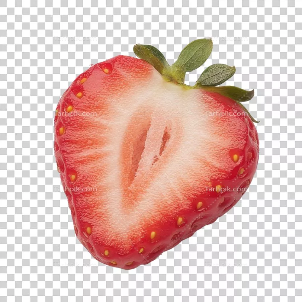 توت فرنگی تازه نصف شده با رنگ قرمز شاداب و داخل آبدار، ایده‌آل برای میان وعده‌های سالم، دسرها یا اسموتی‌ها