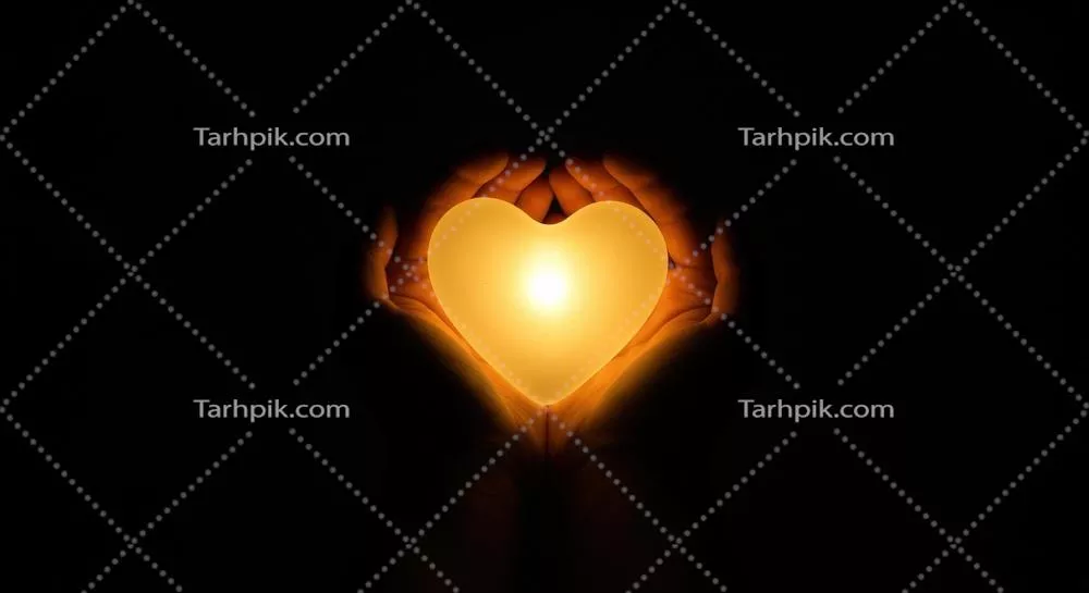 دستانی که قلبی درخشان و محبتآمیز را در تاریکی نگه میدارند