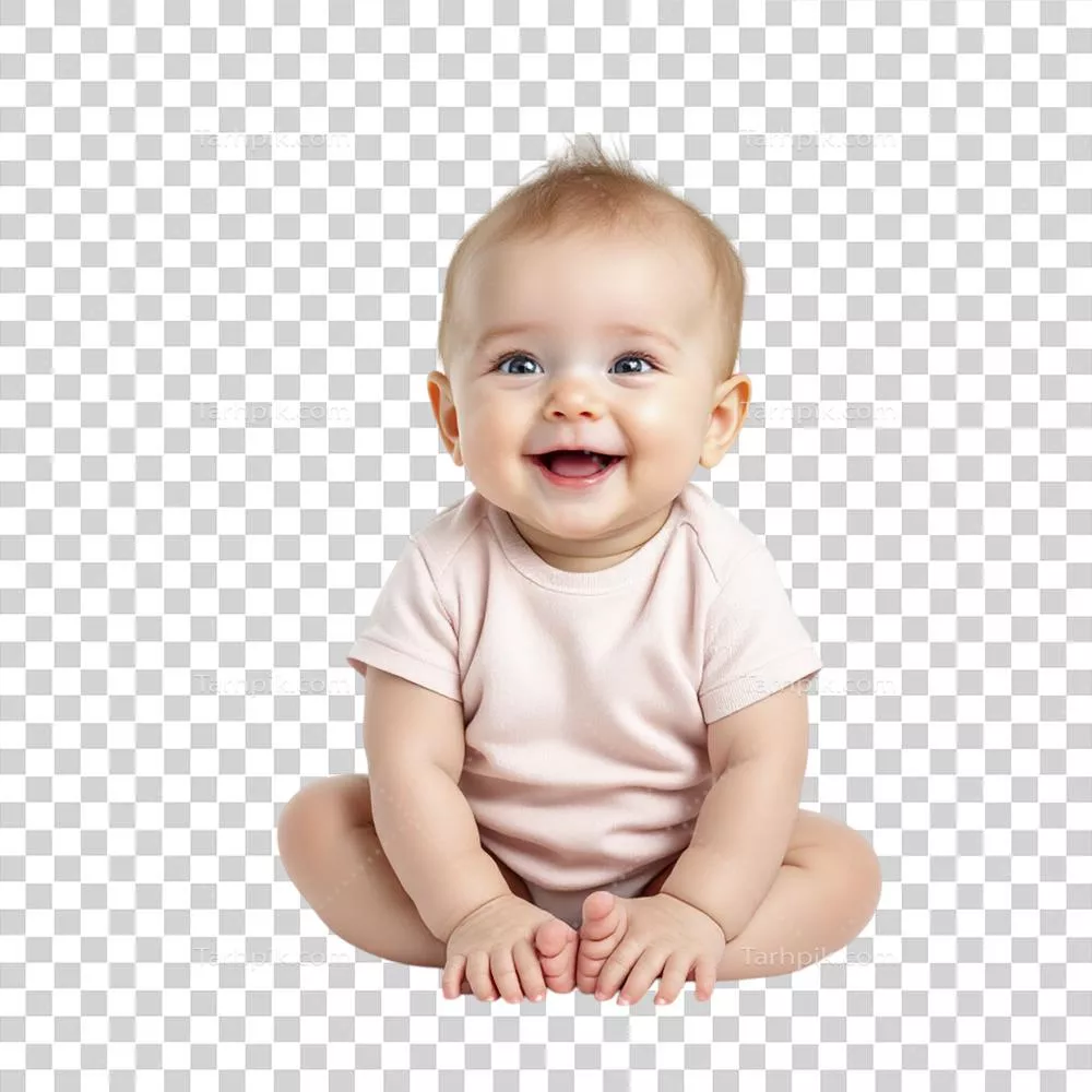 عکسی زیبا از یک نوزاد در حال نشستن بر روی زمین و لبخند زدن