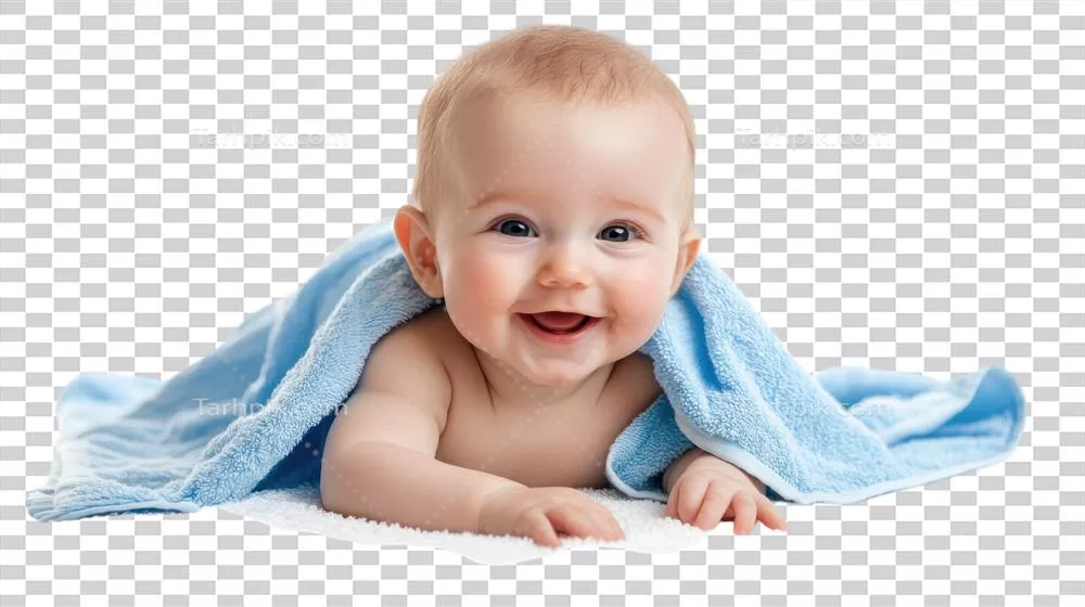کودک خوشحال در حال بازی بر روی سطح نرم و سفید پوشیده شده با حوله آبی، لبخند به لب و پر از شادی در یک بعدازظهر دنج