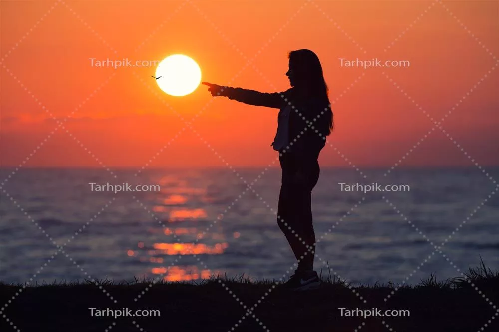 دخترانی که با دست به خورشید میزنند و جادوگری طبیعت را حس میکنند