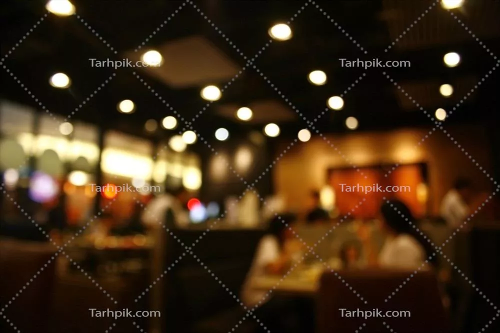 پشت زمینهی شلوغ و مبهم یک رستوران با جلوههای زیبا