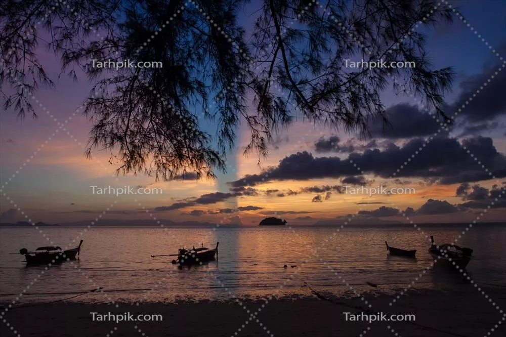 سکوت دریا: سایه قایق‌ها بر سطح اقیانوس در زمان غروب