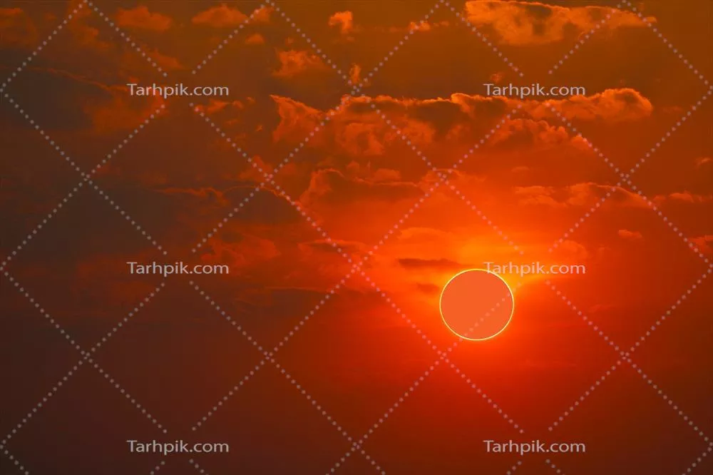 پدیده کسوف جزئی بر فراز دریا و آسمان غروب زیبای آن