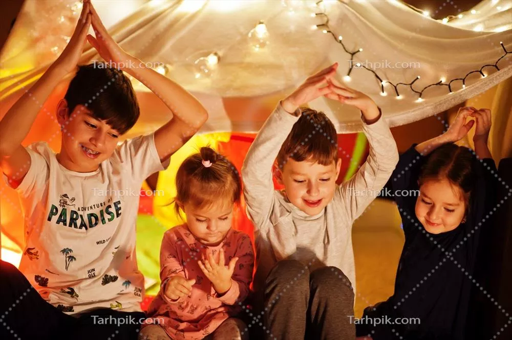 بازی بچه ها در چادر شب هنگام در خانه با حال و هوای هومیگ