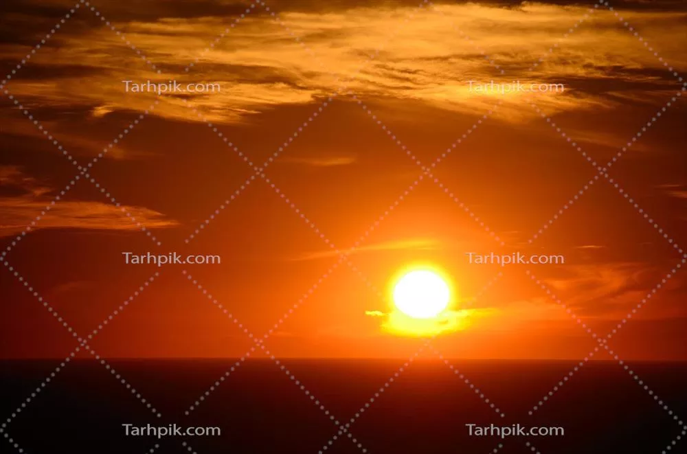طلوع آفتاب بر افق دریا و زیبایی بصری آن