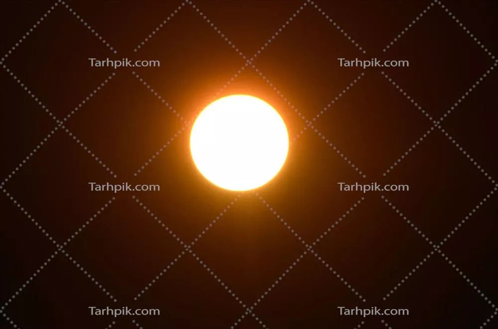 تابش آفتاب درخشان بر آسمان تاریک و اسرارآمیز