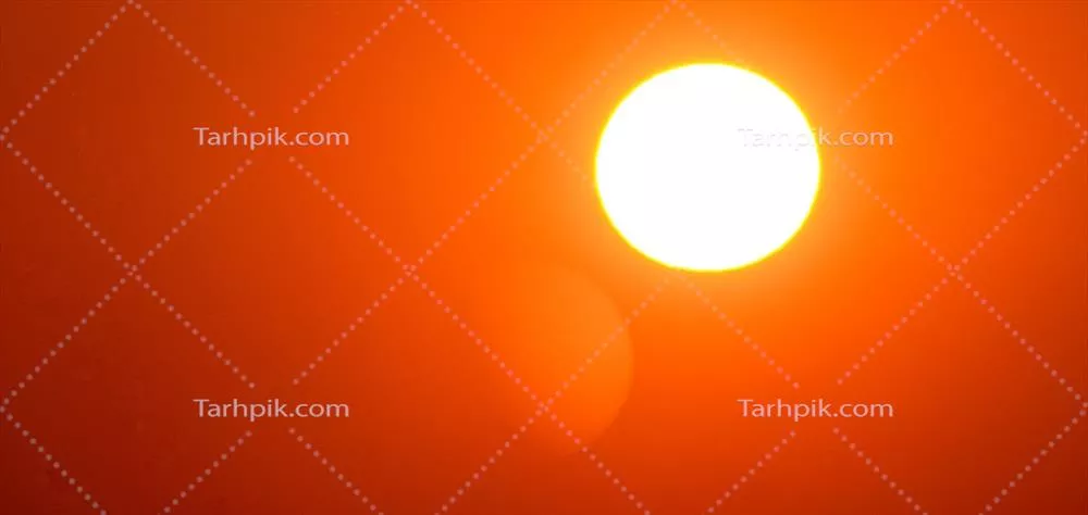 تابش نور خورشید سفید روشن بر فراز چشم‌انداز نارنجی رنگ