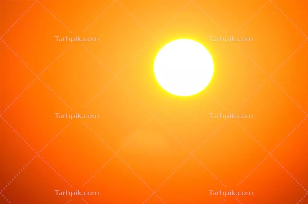 نور درخشان خورشید سفید و پرتوش و روشنایی آن در آسمان