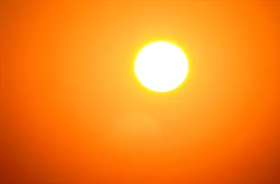 طلوع خورشید در صبحگاه با نور خیرهکننده و زیبایی خیرهکننده