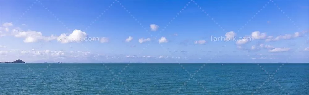 پسزمینه روشن دریا و آسمان با رنگهای زیبا و دلانگیز
