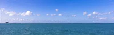 پسزمینه روشن دریا و آسمان با رنگهای زیبا و دلانگیز