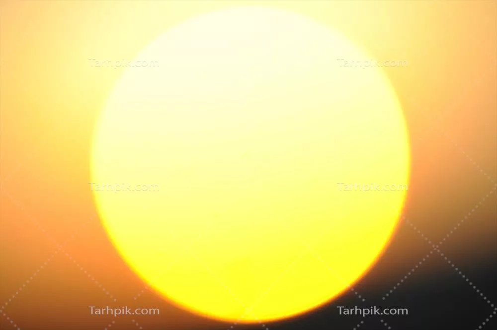 غروب آفتاب بر فراز دره کوهستانی با مناظر دلنشین و زیبایی خیرهکننده