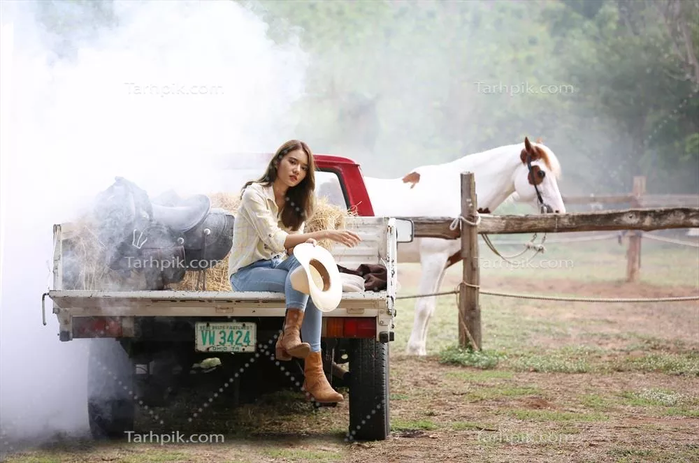 زن جوان با اسبش در نور غروب خورشید: زندگی مدرن و مدلینگ در طبیعت