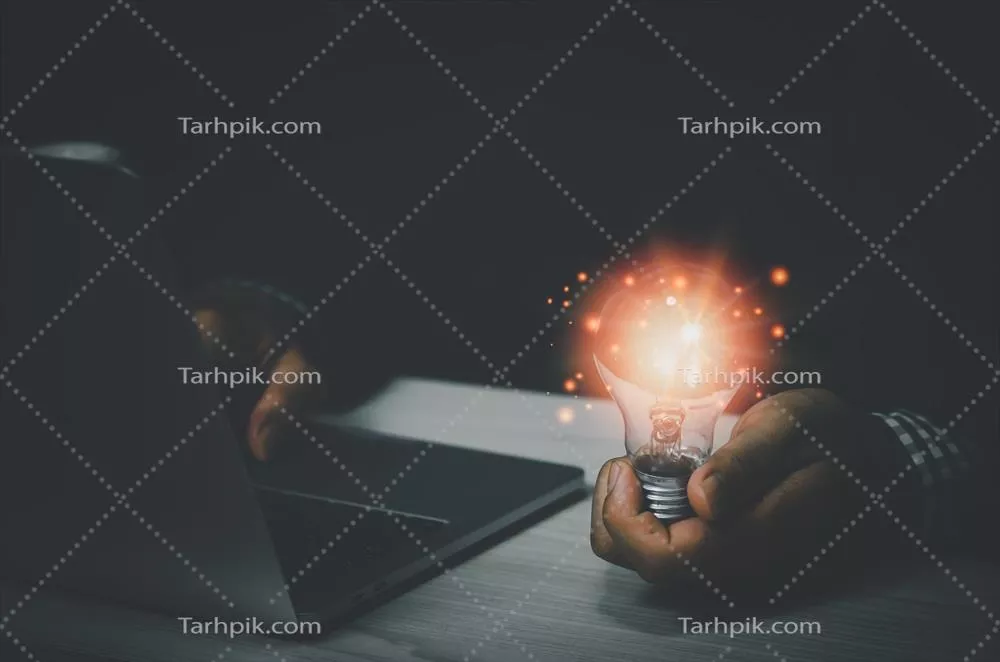 مفهوم طراحی خلاق دیجیتال در کسب و کار: مردی با لامپ و رایانه