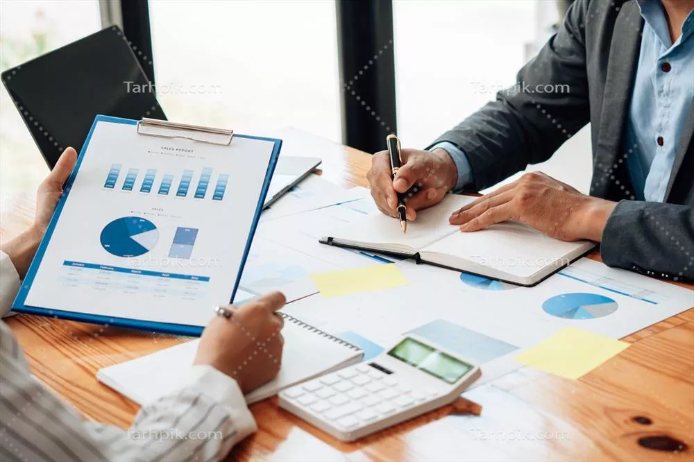 جلسه تیم کسب و کار برای همکاری در استراتژی مالی و بازاریابی پروژه