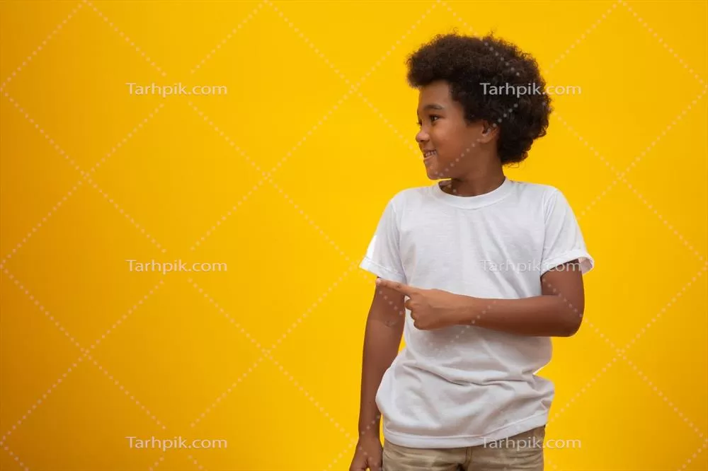 پسربچه آفریقایی-آمریکایی با موی قدرت سیاه بر روی پس‌زمینه زرد و لبخند