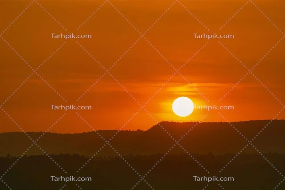 منظره زیبای طبیعت کوهستان با آسمان غروب و ابرها در عصر